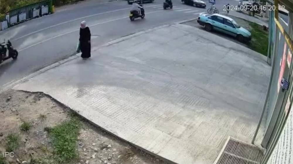 Мопед врезался в легковушку. Видео