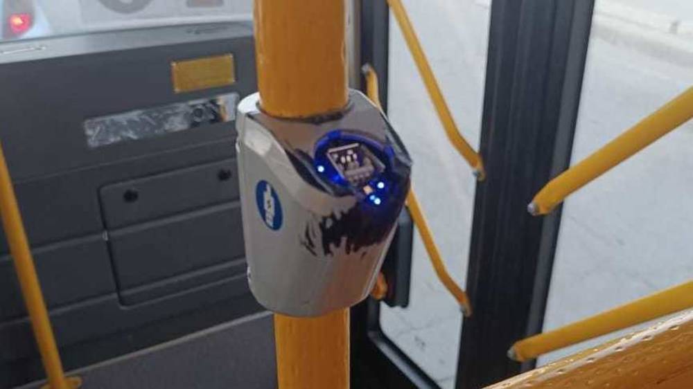 «Варвары». В новом автобусе №40 уже сломали USB-зарядку на поручне. Фото