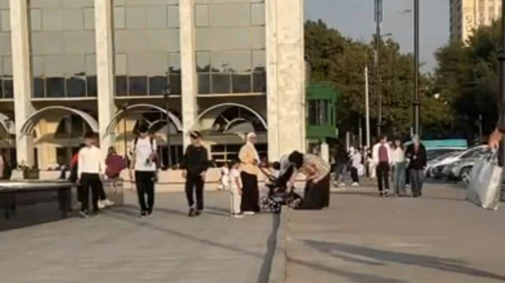 Горожанин просит убрать бордюр на площади Ала-Тоо. Видео