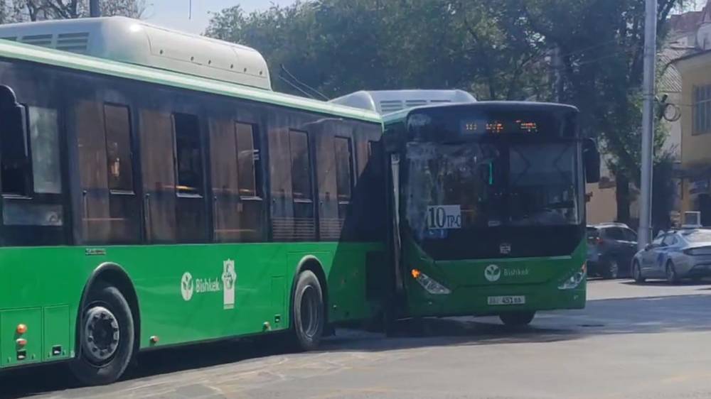 На Московской столкнулись два автобуса. Видео с места аварии