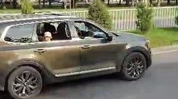 В «Киа Теллурайд» везут ребенка на переднем сидении