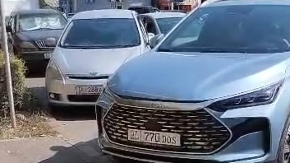 Бабушка с трудом проходит на остановку на Московской из-за припаркованных на ней машин. Видео