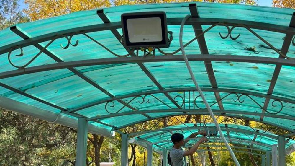 «Бишкексвет» установил освещение у шахматных столов в 10 мкр после жалобы горожанина. Фото