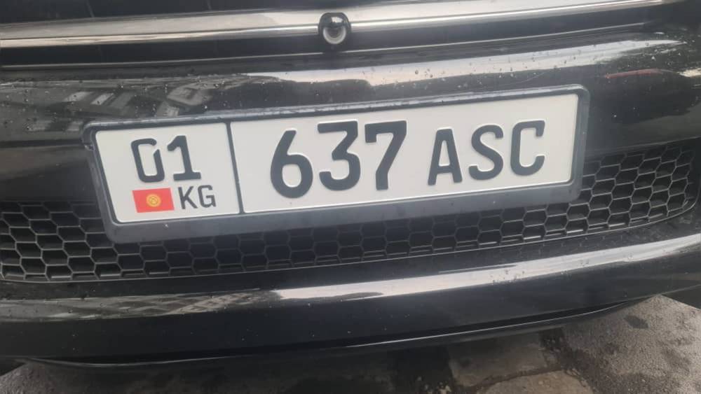 Стандартные ли цифры на госномере Lexus LX570? Фото горожанина