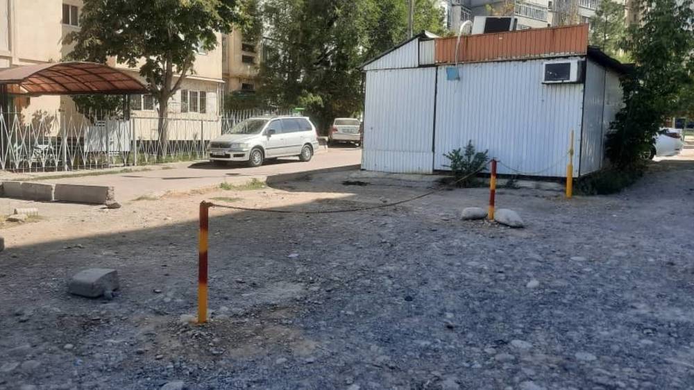 Ограждение парковки в Джале демонтировали после жалобы горожанина. Фото мэрии