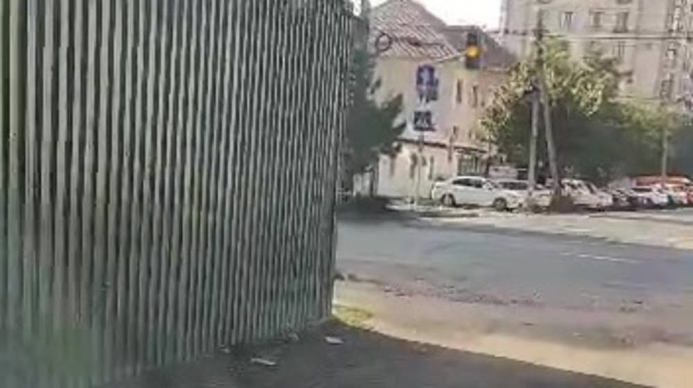 Мэрия просит горожанина добровольно демонтировать забор на частной территории, который закрывает обзор водителям