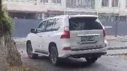 На ул.Манаса машины ездят по тротуару. Видео горожанина