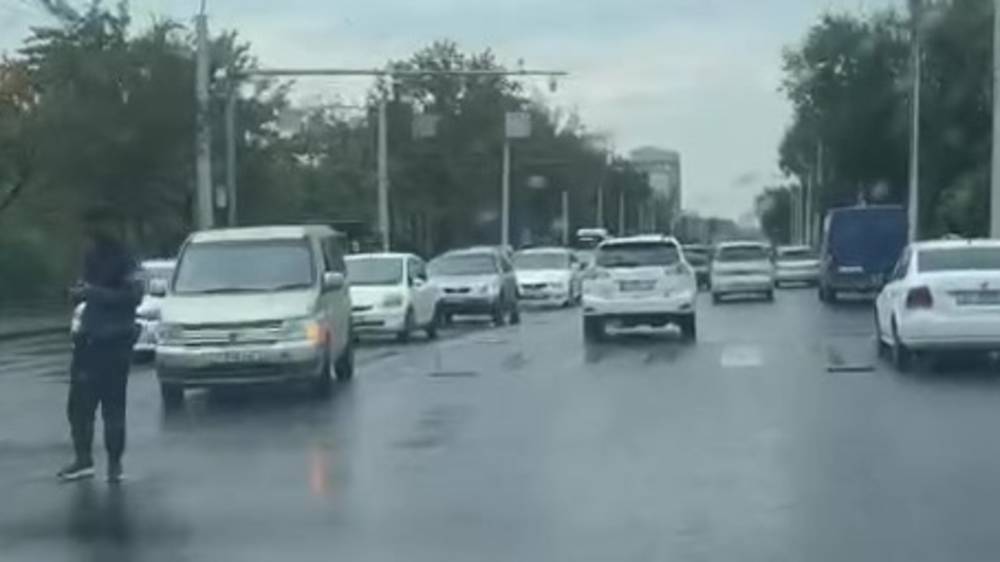 Водитель благодарит парня, который регулировал движение на Ахунбаева—Токтоналиева. Видео