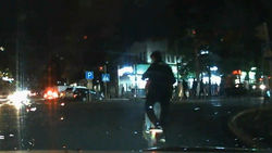 Парень с братиком на самокате едва не попали под колеса машины. Видео