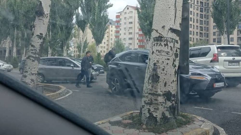 На Айтматова столкнулись «Тойота» и «Фит». Фото с места аварии