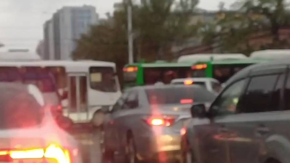 Многие водители не уступают дорогу автобусу во время выезда с остановки, - мэрия