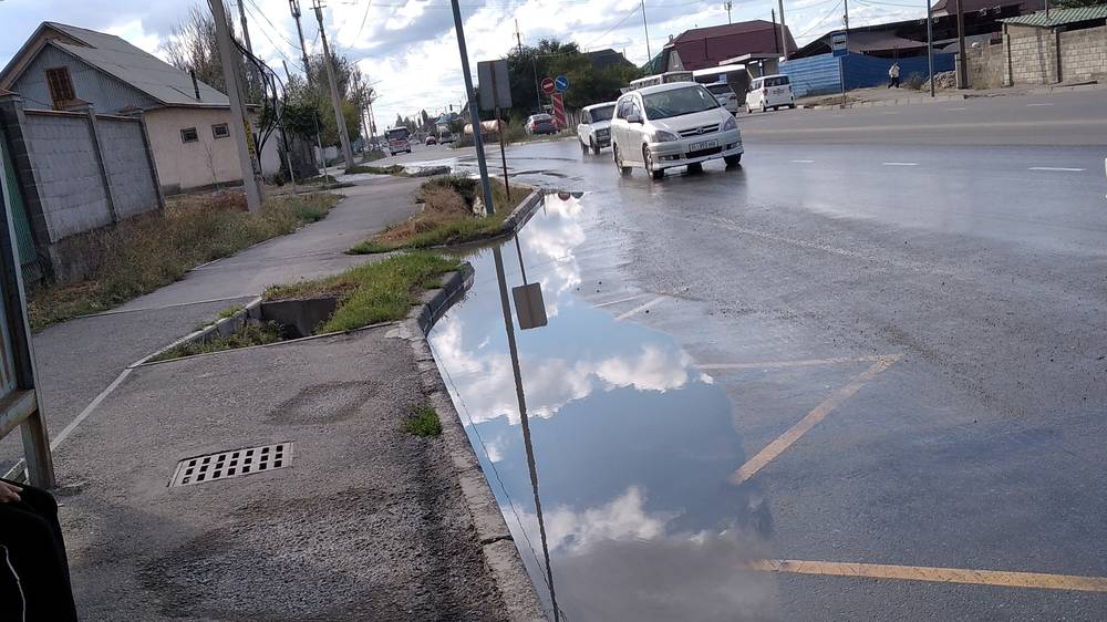 На Ахунбаева вода из колодца топит остановку. Фото