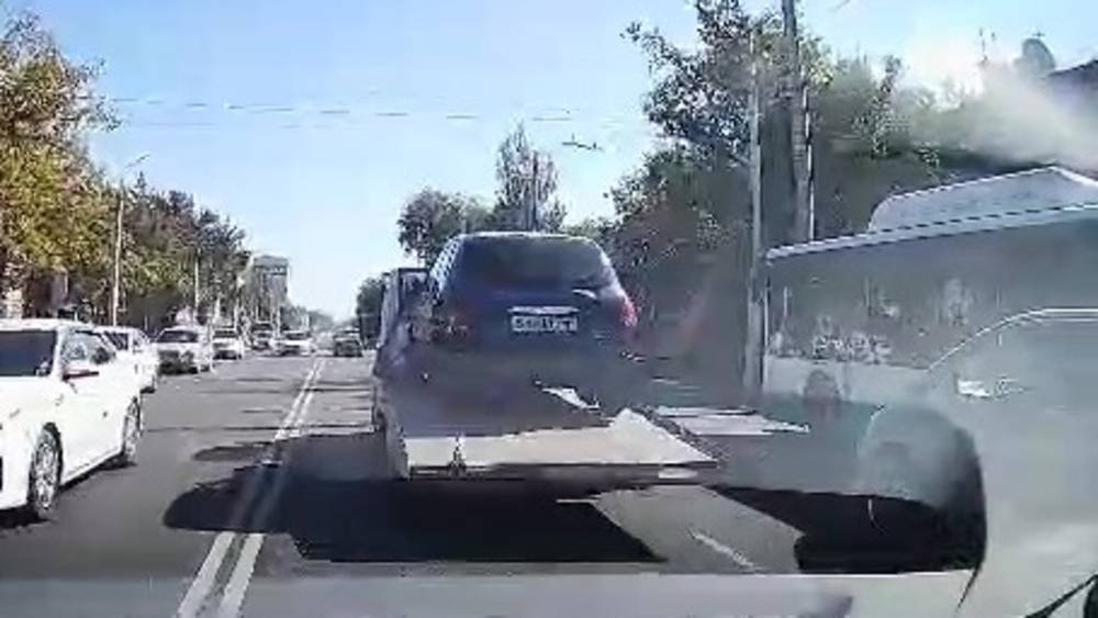 Эвакуатор «Мерседес» подрезал и едва не создал аварию. Видео