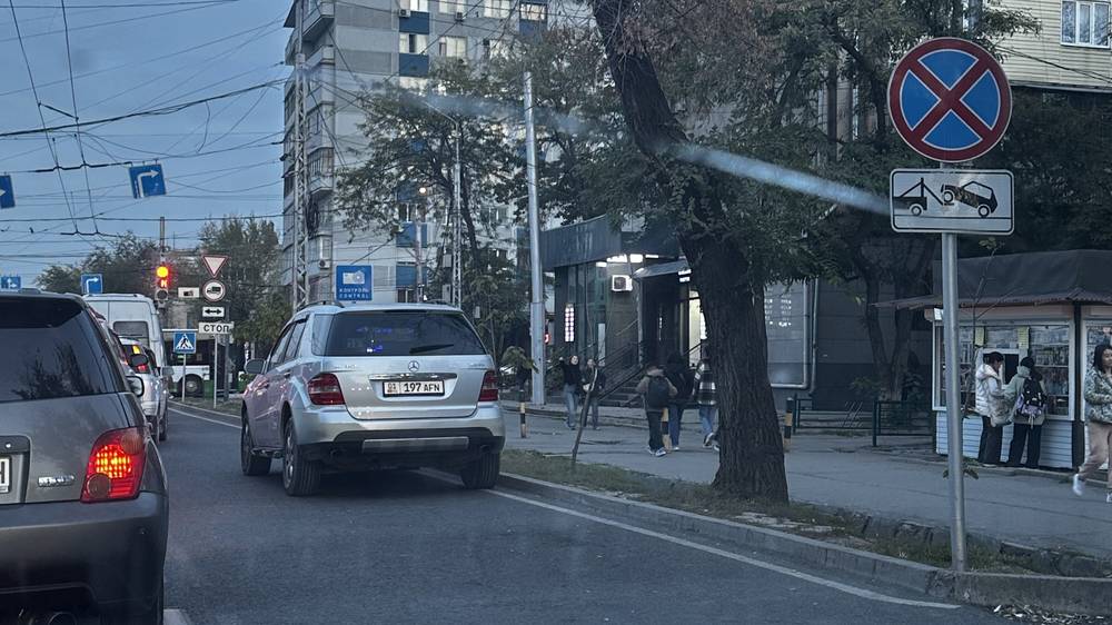 «Мерседес» со штрафами 14,5 тыс. сомов припарковали в неположенном месте, создавая затор. Фото