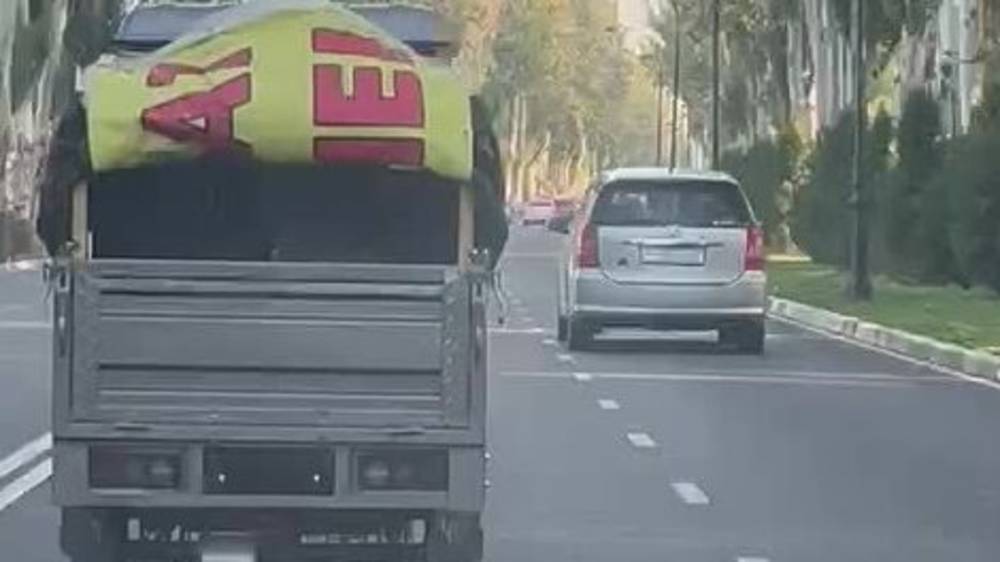 Водитель мотороллера везет в кузове детей. Видео горожанина