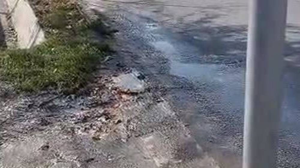 Возле остановки на Советской утечка воды. Видео горожанина