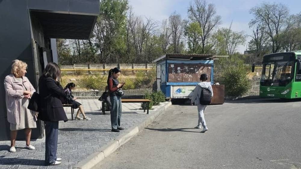 На конечной остановке в 12 мкр нет ни одной урны, - горожанин