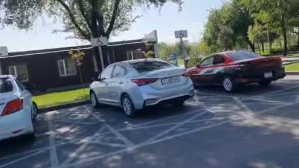 В парке «Ынтымак» водители паркуются на месте для инвалидов. Видео
