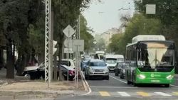 На Жибек Жолу после ремонта одна полоса занята припаркованными авто. Видео горожанина