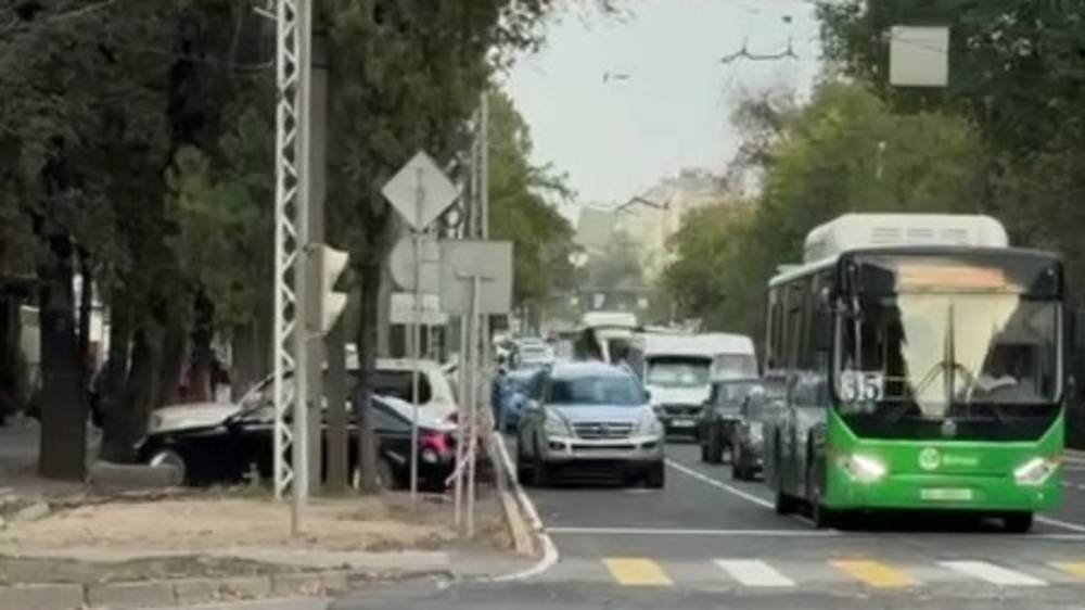 На Жибек Жолу после ремонта одна полоса занята припаркованными авто. Видео горожанина