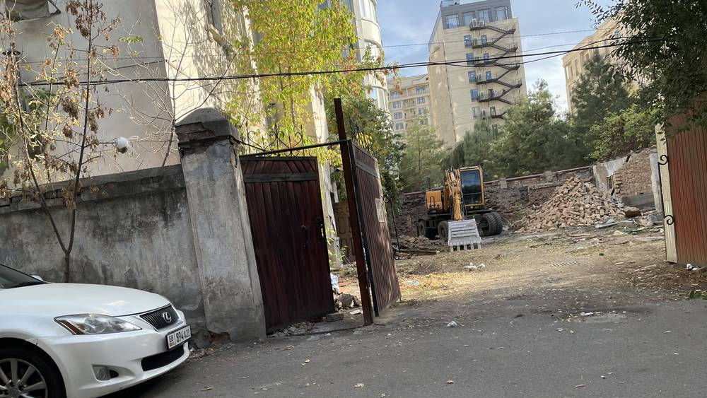 Законно ли сносят здание на Раззакова? - горожанин