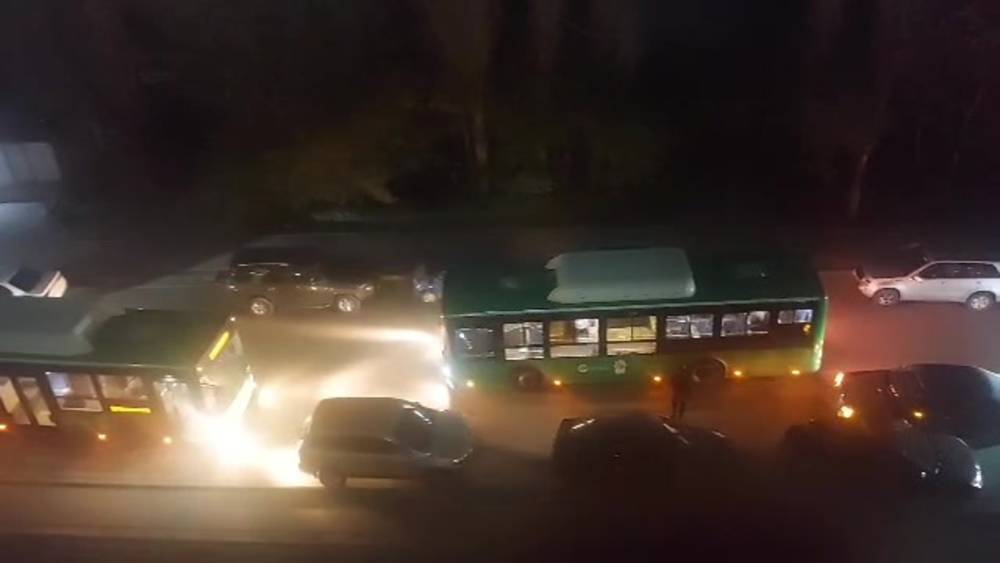 Автобусы не могут разъехаться по Молдокулова из-за узкой дороги. Видео