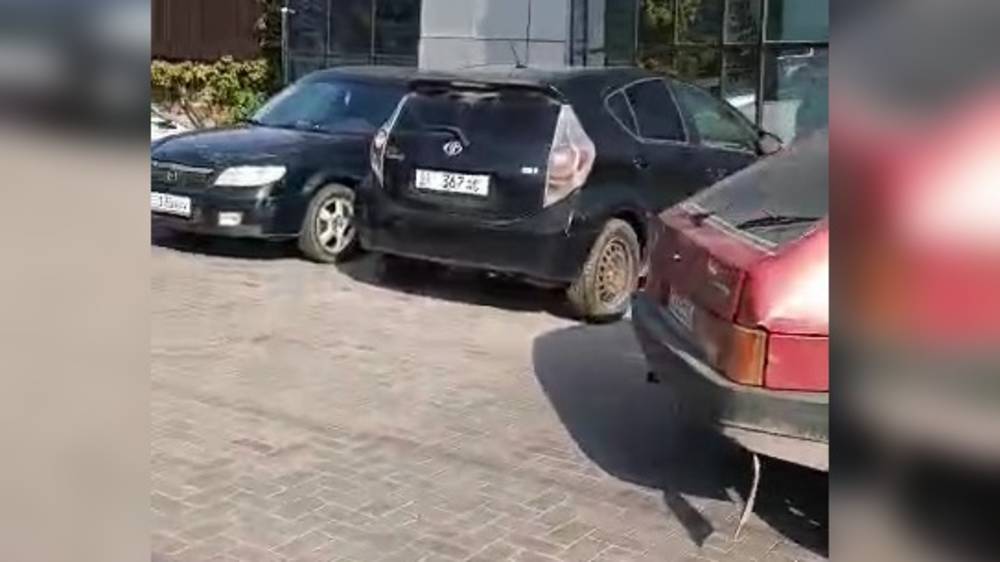Тротуар возле ЦОН по Жибек Жолу превратили в парковку, - горожанин