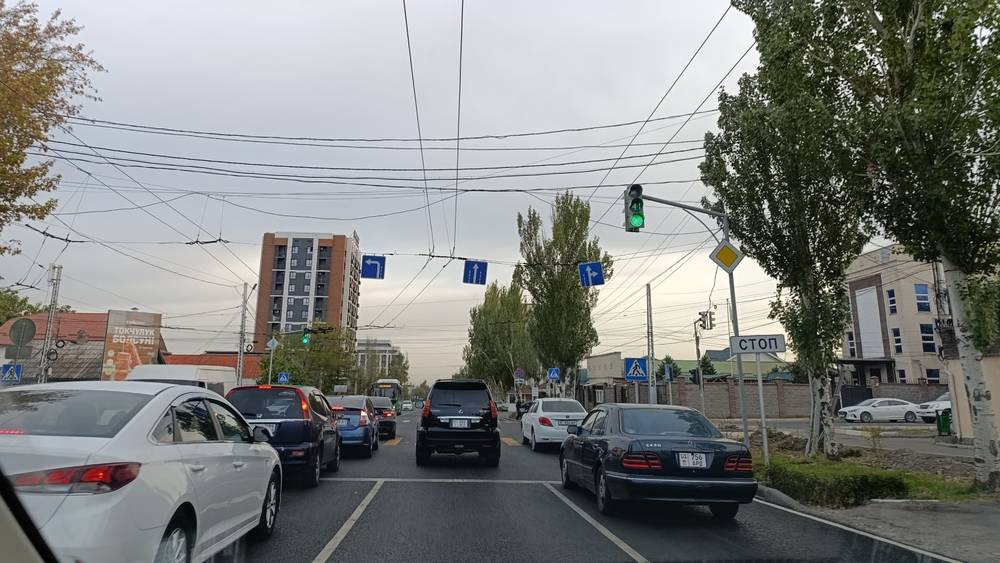 Горожанин просит разгонять неправильно припаркованные авто в 4 мкр. Фото