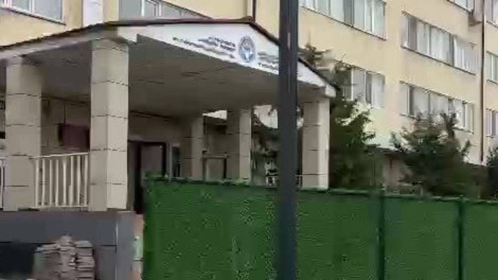 Новая спортивная площадка в Джале завалена мусором. Видео горожанки