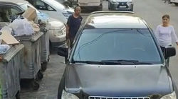 Женщина припарковала «Лексус», заблокировав мусорку, и ушла. Видео