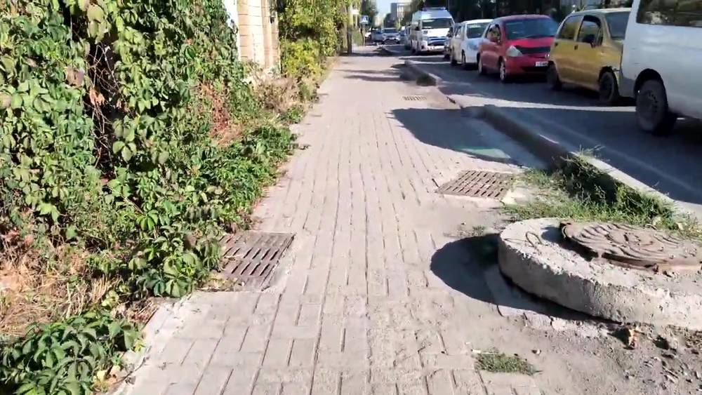 Почему заузили тротуар на ул.Токтоналиева? Видео горожанина