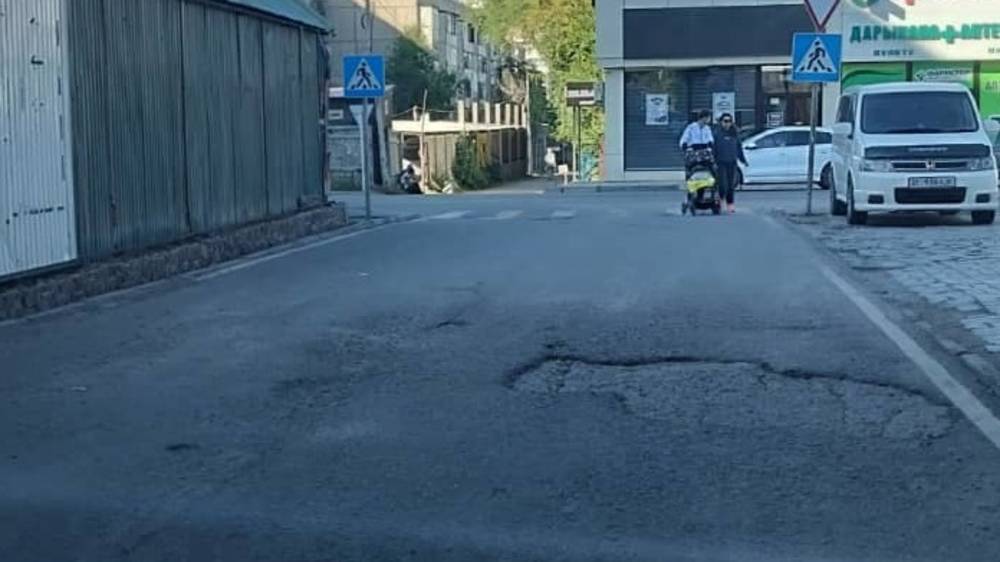 На дороге в Востоке-5 снова образовалась яма. Фото