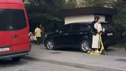 Тонированная «Киа Соренто» объезжает пробку на Сухэ-Батора по тротуару. Видео