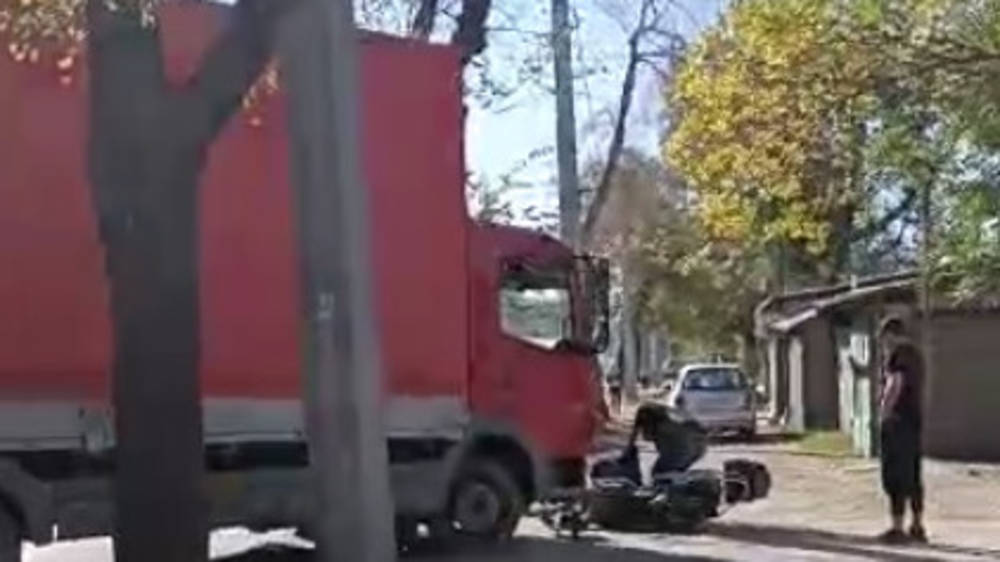 Грузовик «Мерседес» сбил мопед на тротуаре по Льва Толстого. Видео с места аварии