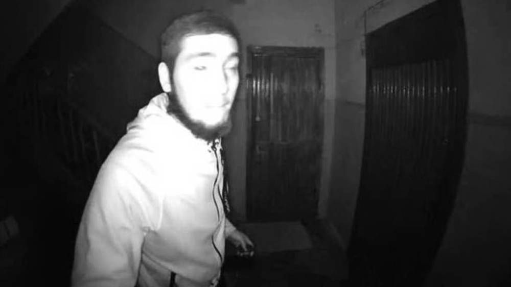 Милиция разыскивает парня, который ходит по подъезду и дергает дверные ручки