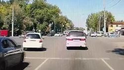 «Лада Гранта» выехала на встречку и едва не устроила лобовое столкновение. Видео