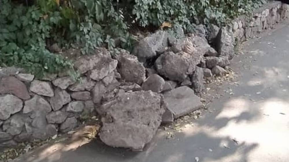 В Оше на тротуаре лежат куски бетона. Фото