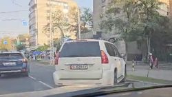Lexus GX470 припарковали в неположенном месте, закрыв одну полосу. Видео