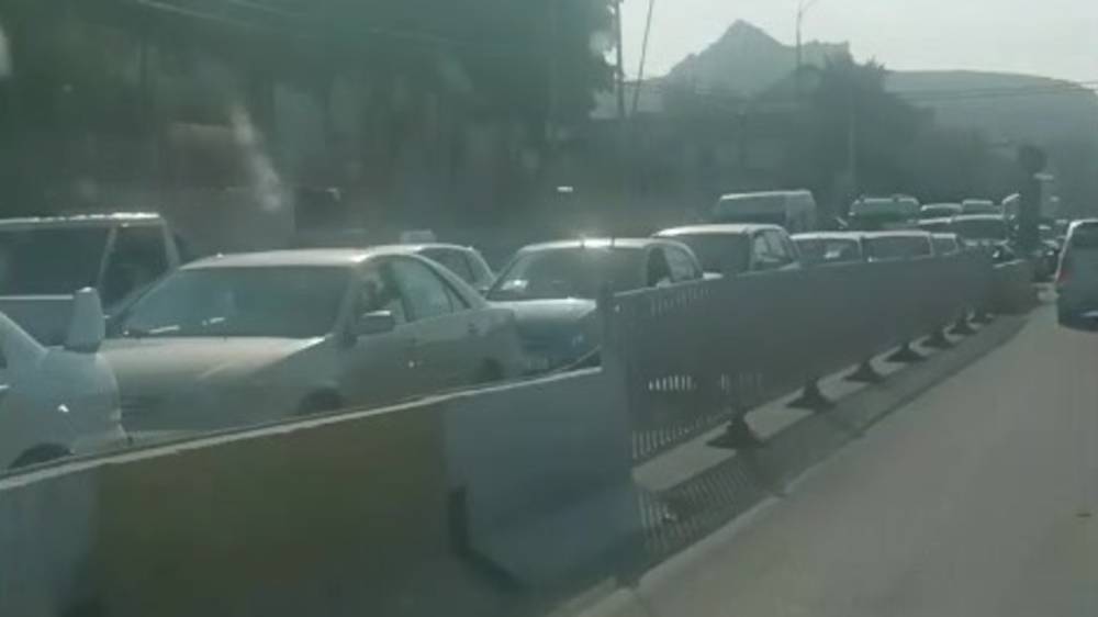 Огромные пробки на мосту по ул.Навои в Оше. Водитель назвал причину. Видео