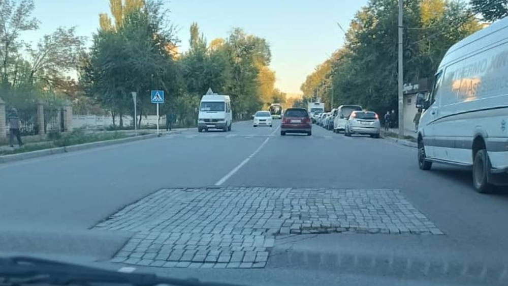 Дыру на дороге по Кольбаева заложили брусчаткой. Фото горожанина