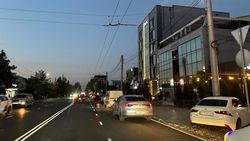 Одна полоса на ул.Юнусалиева занята припаркованными авто, - горожанин