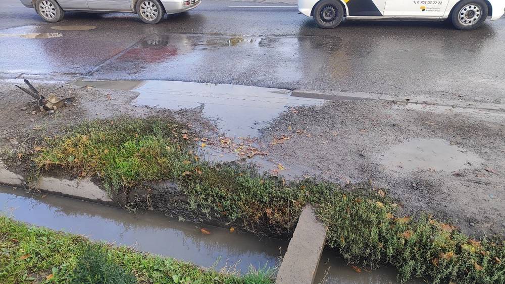 Прорыв трубы на Щербакова, вода топит дорогу. Видео горожанина