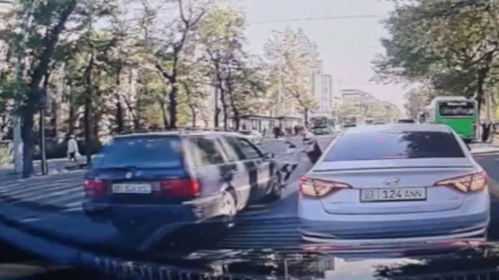«Пассат» едва не сбил женщину с ребенком, перебегавших дорогу по пешеходному переходу. Видео