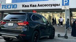 BMW X5 припарковали на месте для инвалидов. Фото