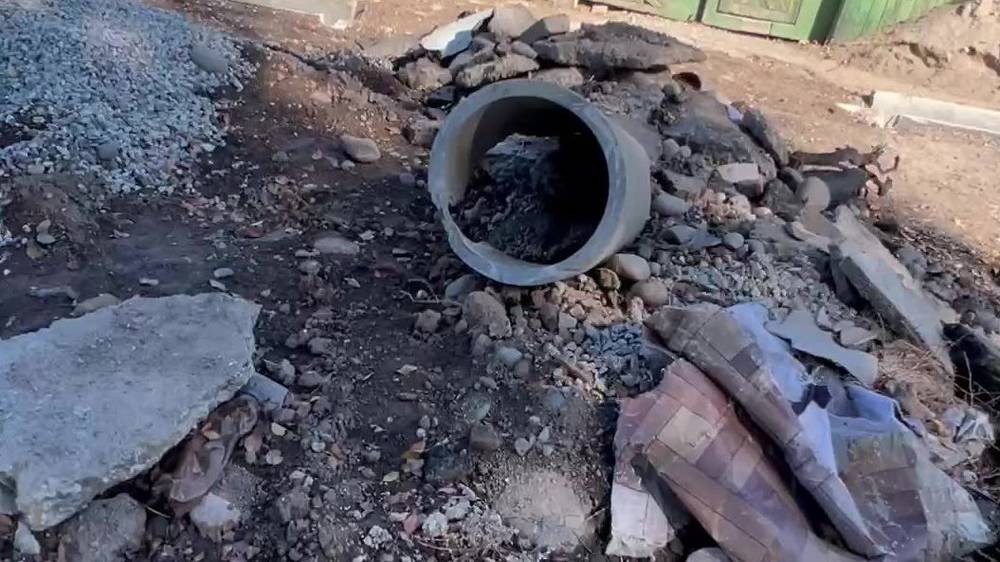 На ул.Чайковского оставили кучи мусора после установки арычных лотков. Видео
