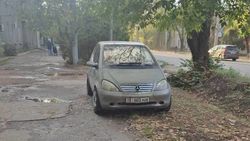 «Мерседес» заехал на тротуар и зеленую зону на Льва Толстого. Фото