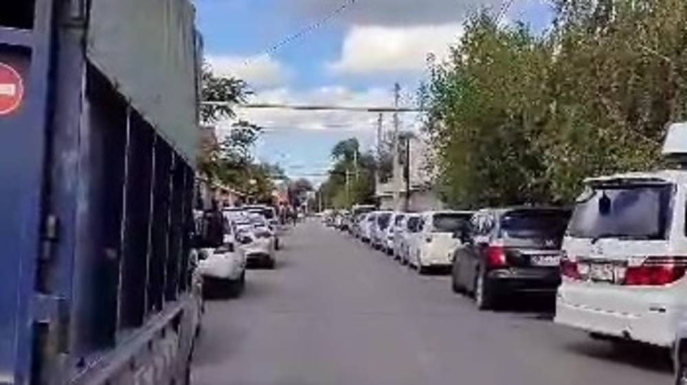 Дорога по ул.Кайназаровой по пятницам заставлена машинами. Видео