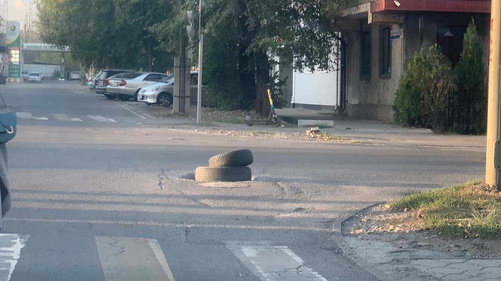 На Турусбекова провалился люк. Фото