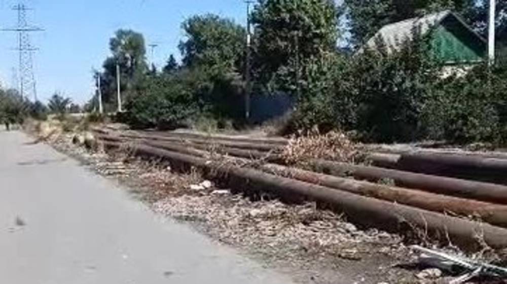 Мусор в Лебединовке из-за ремонта труб. Видео