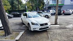 Lexus GS 350 припарковали на «зебре». Фото